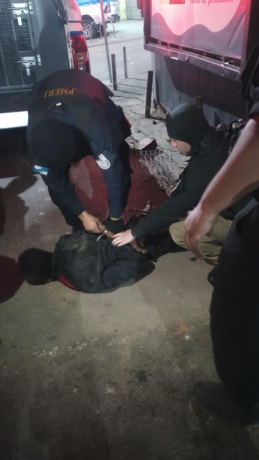 Homem é preso dentro de banca de jornal no Centro de Niterói