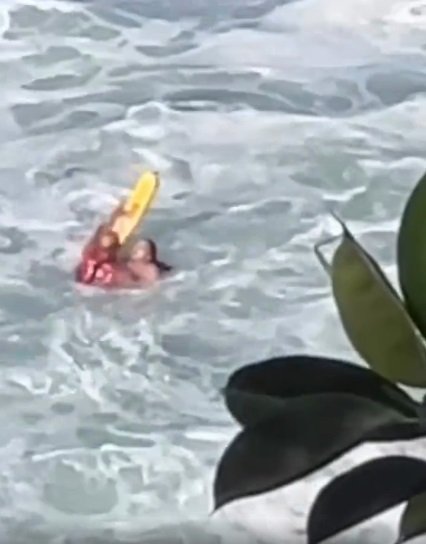 Resgate inacreditável após mulher cair no mar ao tentar tirar foto de praia de Niterói