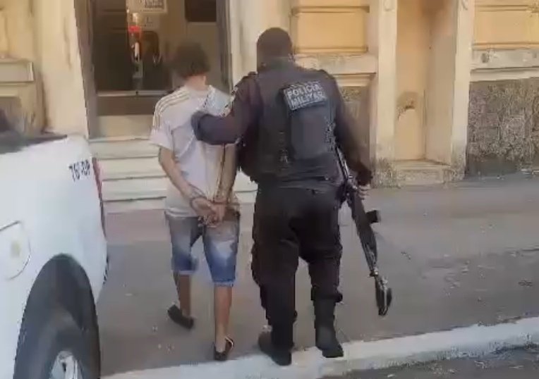 Ladrão é preso após furtar janela de uma casa em Niterói