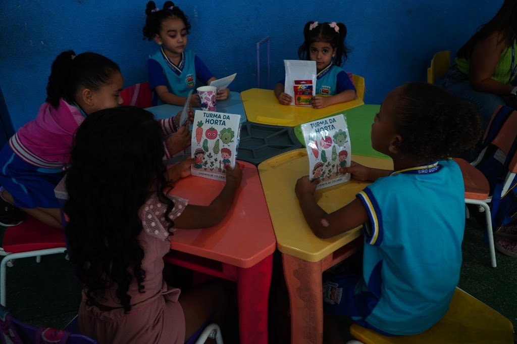 Crianças aprendem sobre alimentação saudável em Escola Municipal