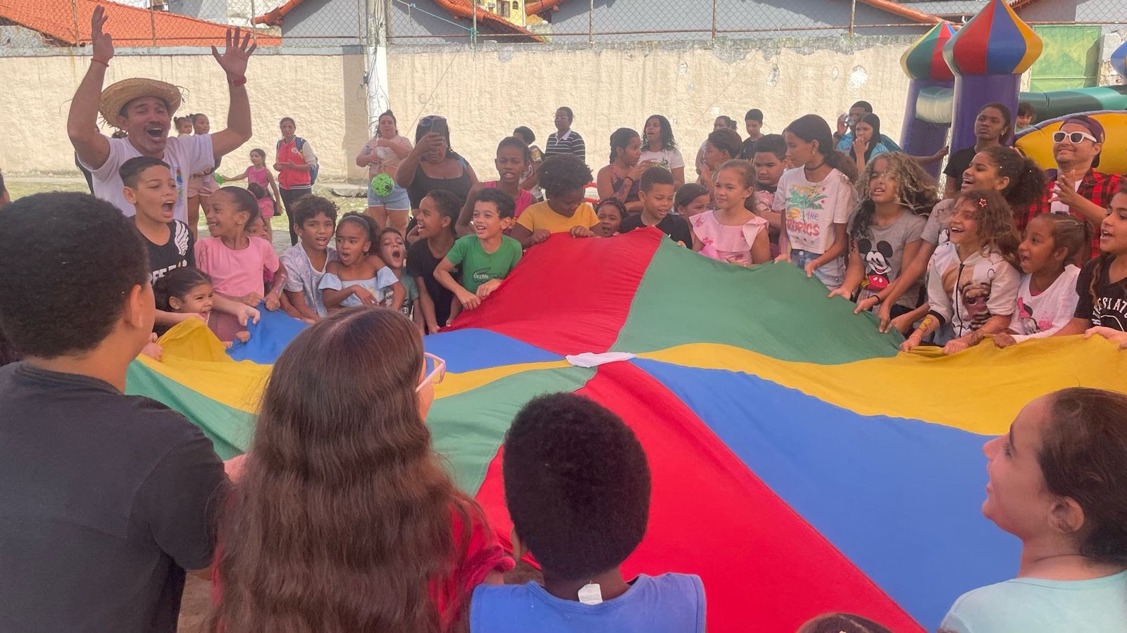 Em São Gonçalo, Caravana de Arte e Lazer leva diversão e cidadania para crianças na Praça Adélia Martins