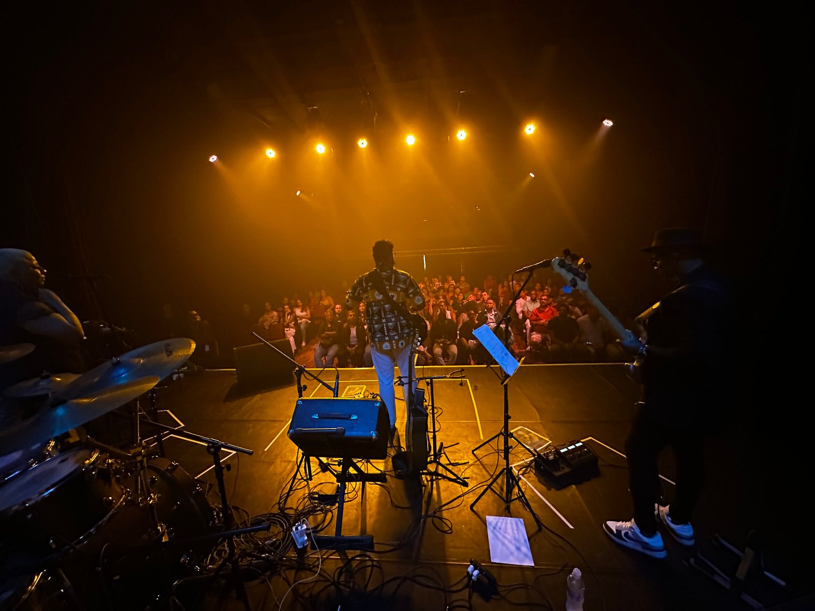 Teatro Municipal de São Gonçalo tem final de semana com comédia e tributo a Djavan