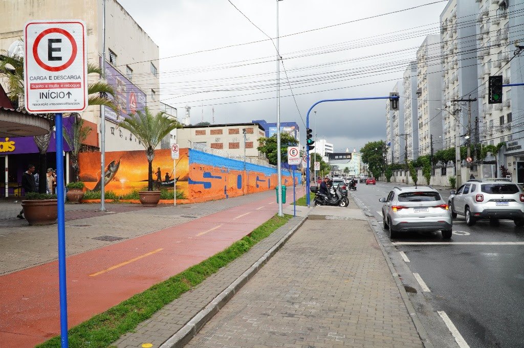 Secretaria de Transportes sinaliza nova área de carga e descarga próximo ao Espaço Salvatori