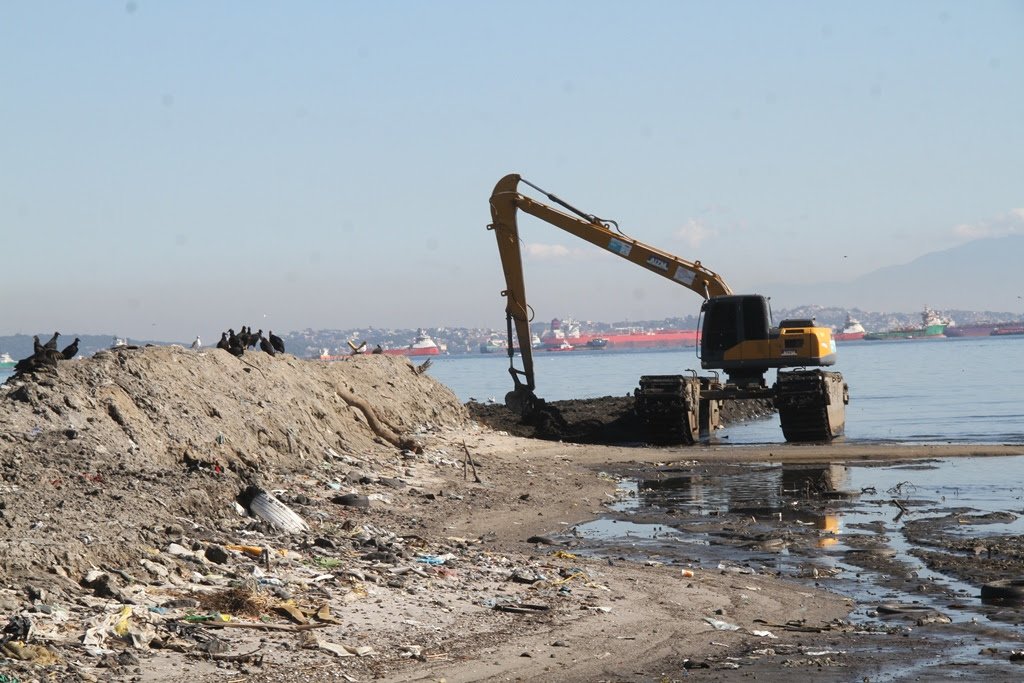 Limpa Rio realiza trabalho essencial em rios da cidade que deságuam na Baía de Guanabara