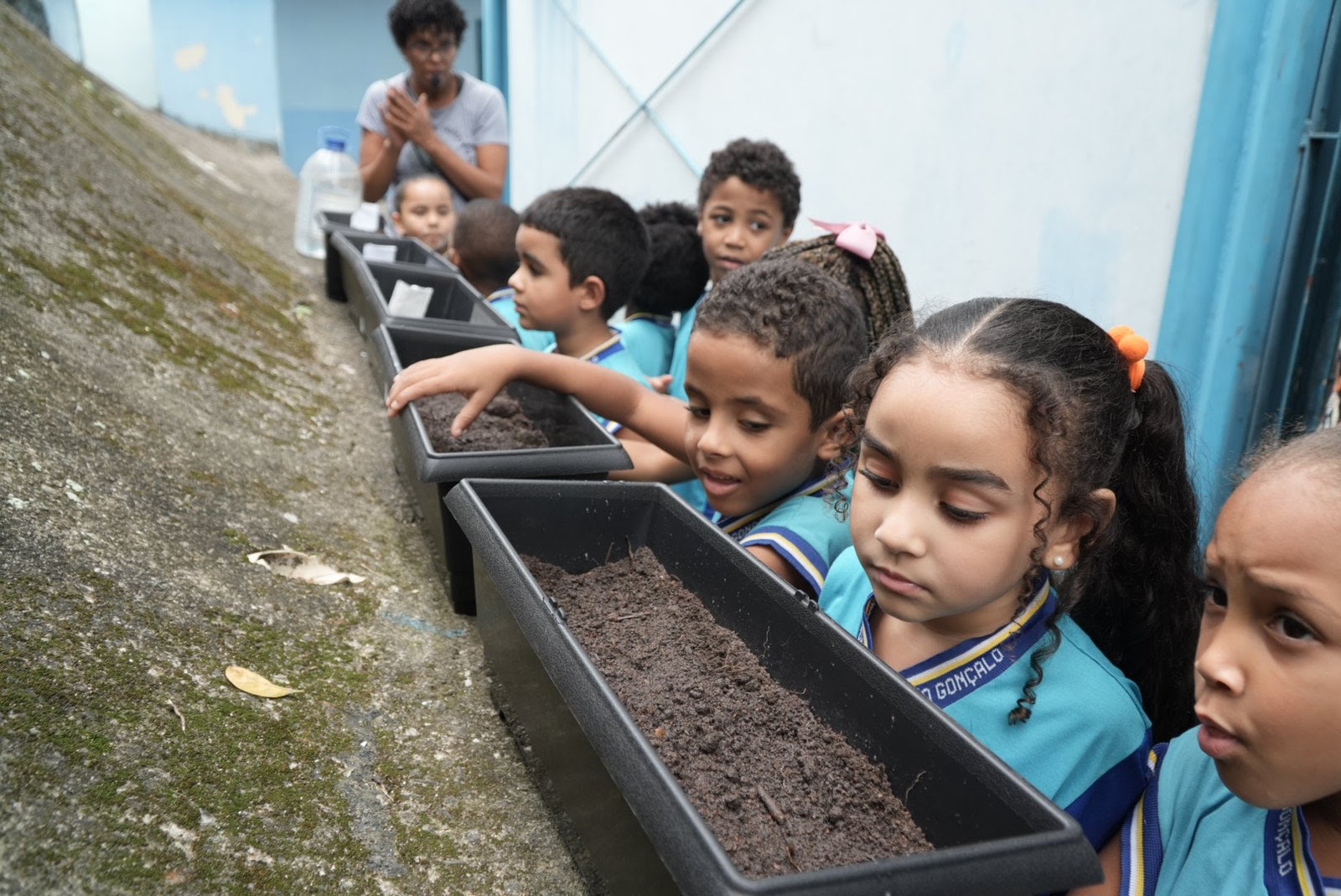Projeto Meu Ambiente faz horta em ação educativa para alunos de escola em Itaúna