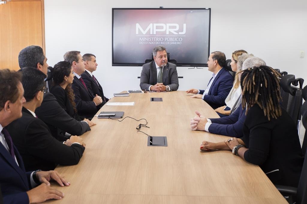 MPRJ firma acordo com Rodrigo Neves para combater ocupações irregulares