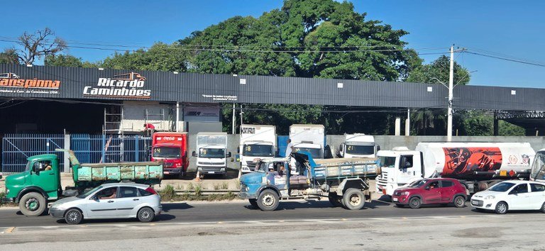 Em Itaboraí, PRF apreende caminhão em mau estado de conservação