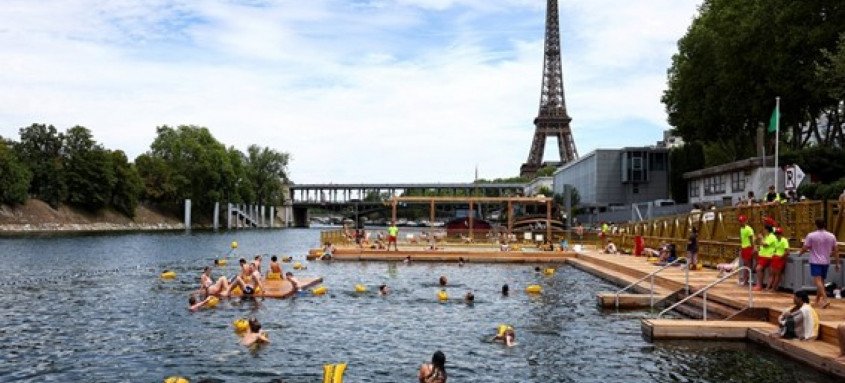 Banhistas mergulham no rio Sena, em Paris, reaberto para banho após 102 anos