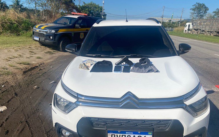 PRF recupera carro roubado na Rodovia Rio-Santos, em Itaguaí