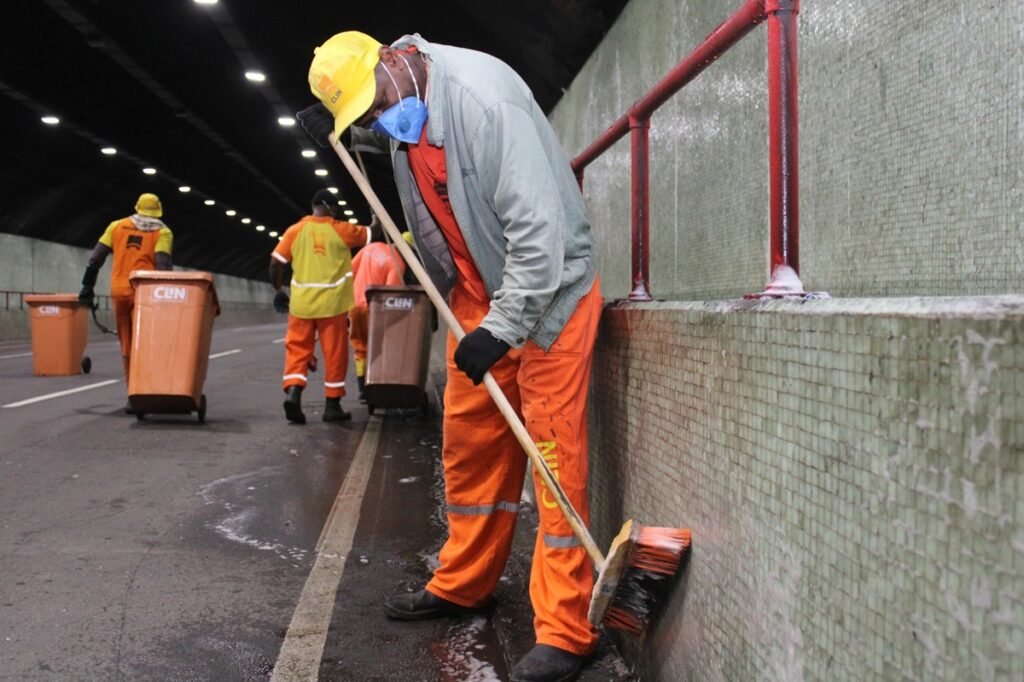 Companhia de Limpeza realiza lavagem do Túnel Icaraí–São Francisco