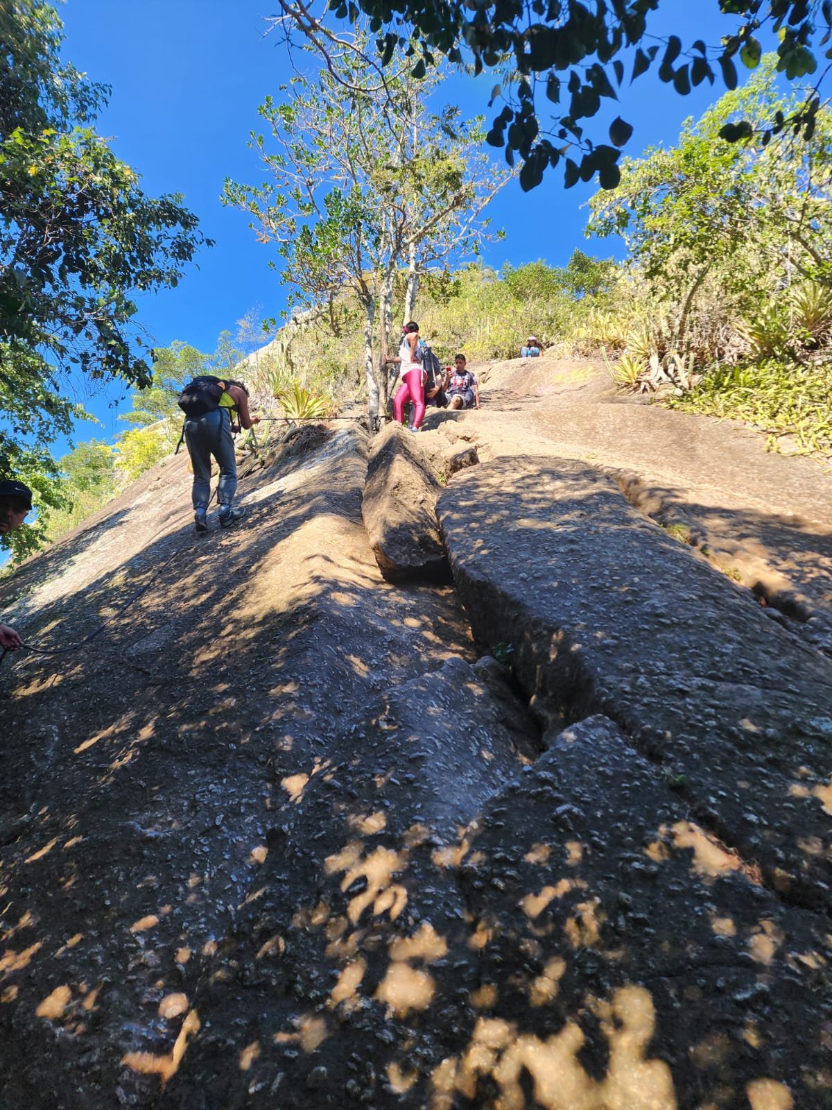 GM de Maricá garante a segurança de trilheiros durante incêndio provocado por balão no Morro do Elefante