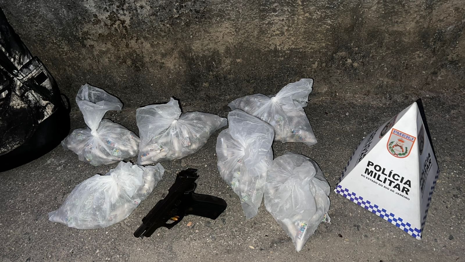 Bandidos são perseguidos na RJ-104, conseguem fugir, mas tomam prejuízo; eles são procurados na Comunidade do Capote, em São Gonçalo