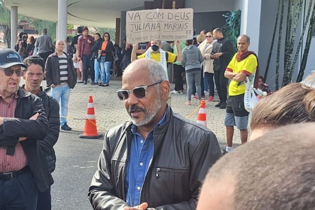 “Algum dia a saudade vai diminuir?”, diz pai de Juliana Marins em velório