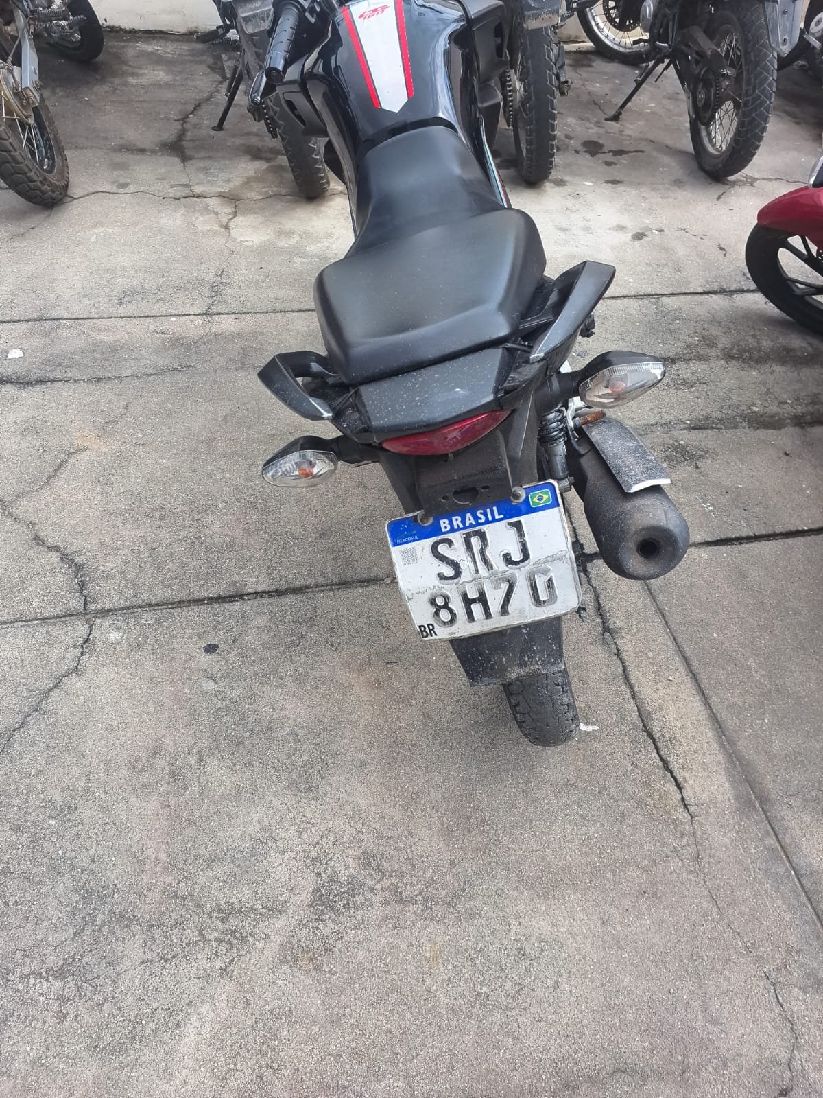 Homem é preso e tem moto apreendida depois de empinar o veículo com uma passageira em Itaboraí