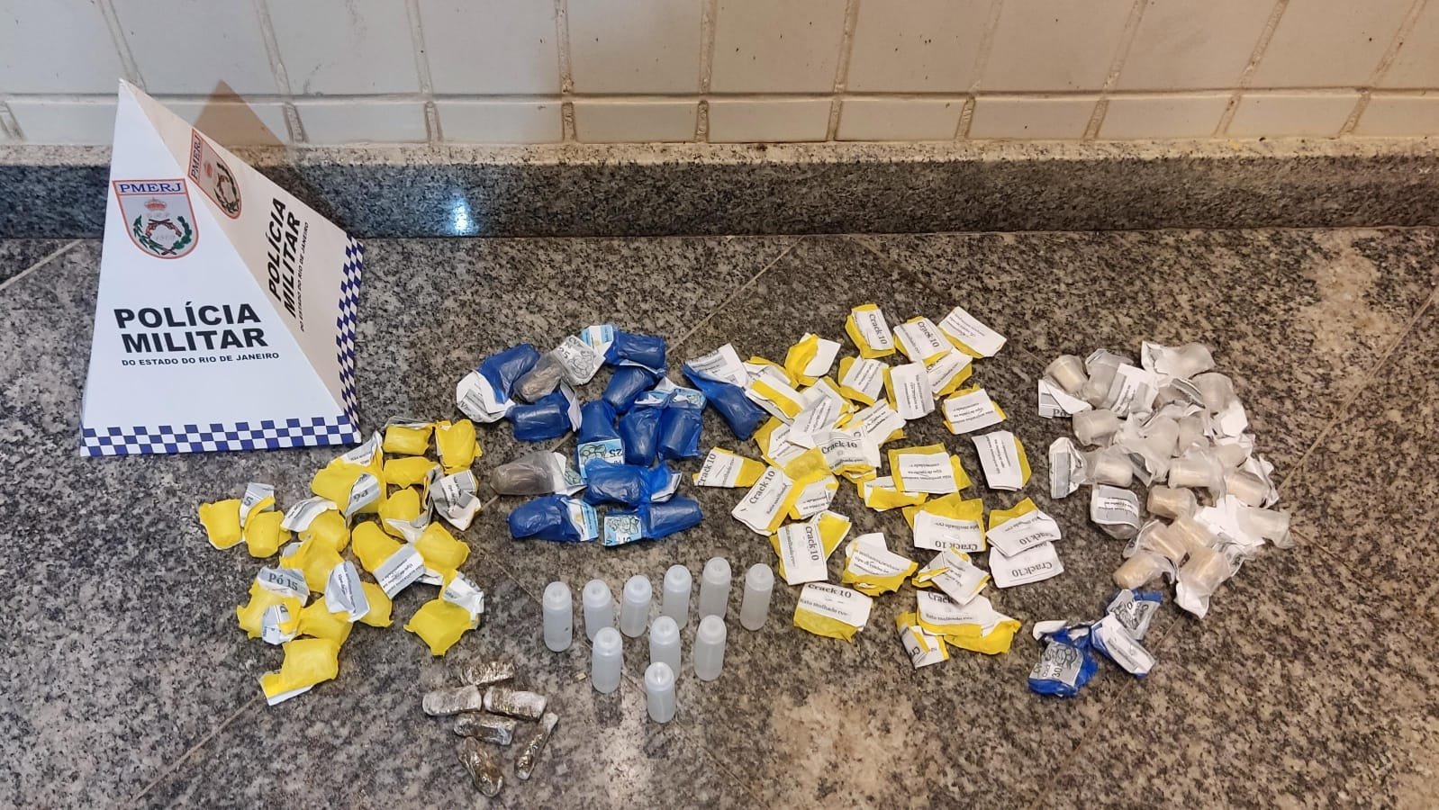 35ºBPM apreende drogas de traficantes da Favela do Rato Molhado em Rio Bonito
