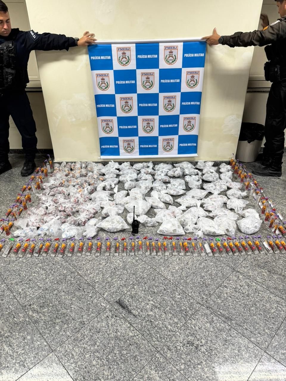 Policiais do 12ºBPM dão prejuízo ao tráfico de drogas da Comunidade do Cantagalo, em Niterói