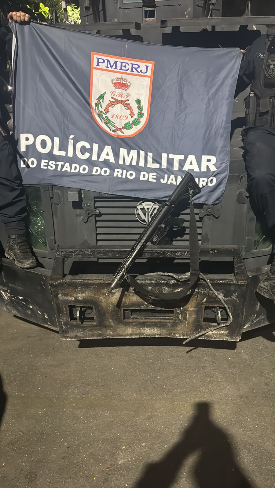 Confronto com a PM termina com um morto, outro baleado e um fuzil apreendido na Comunidade do Risca Faca, em São Gonçalo