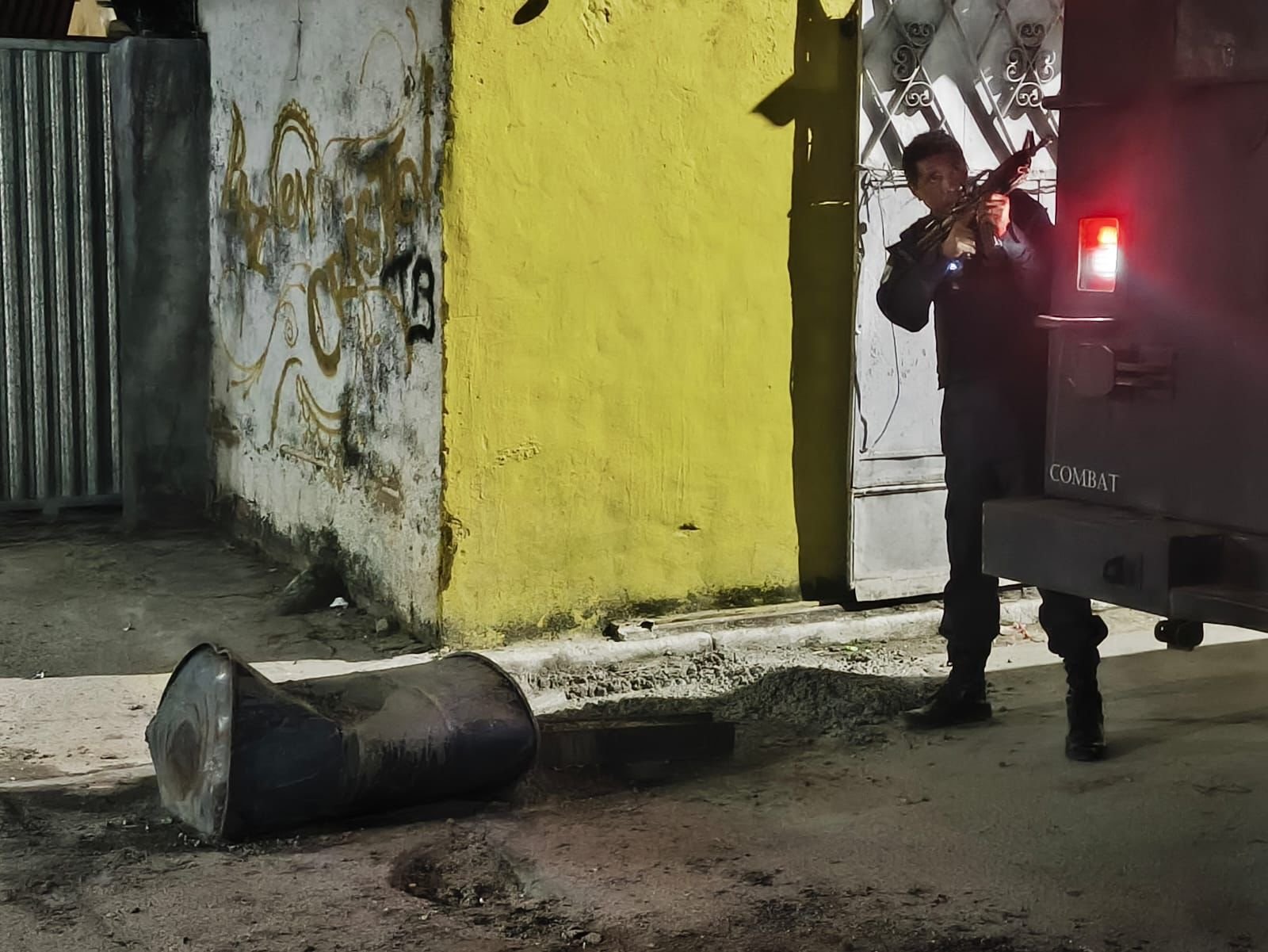 Barricadas são deixadas por traficantes na Coronel Leoncio, em Niterói durante operação policial