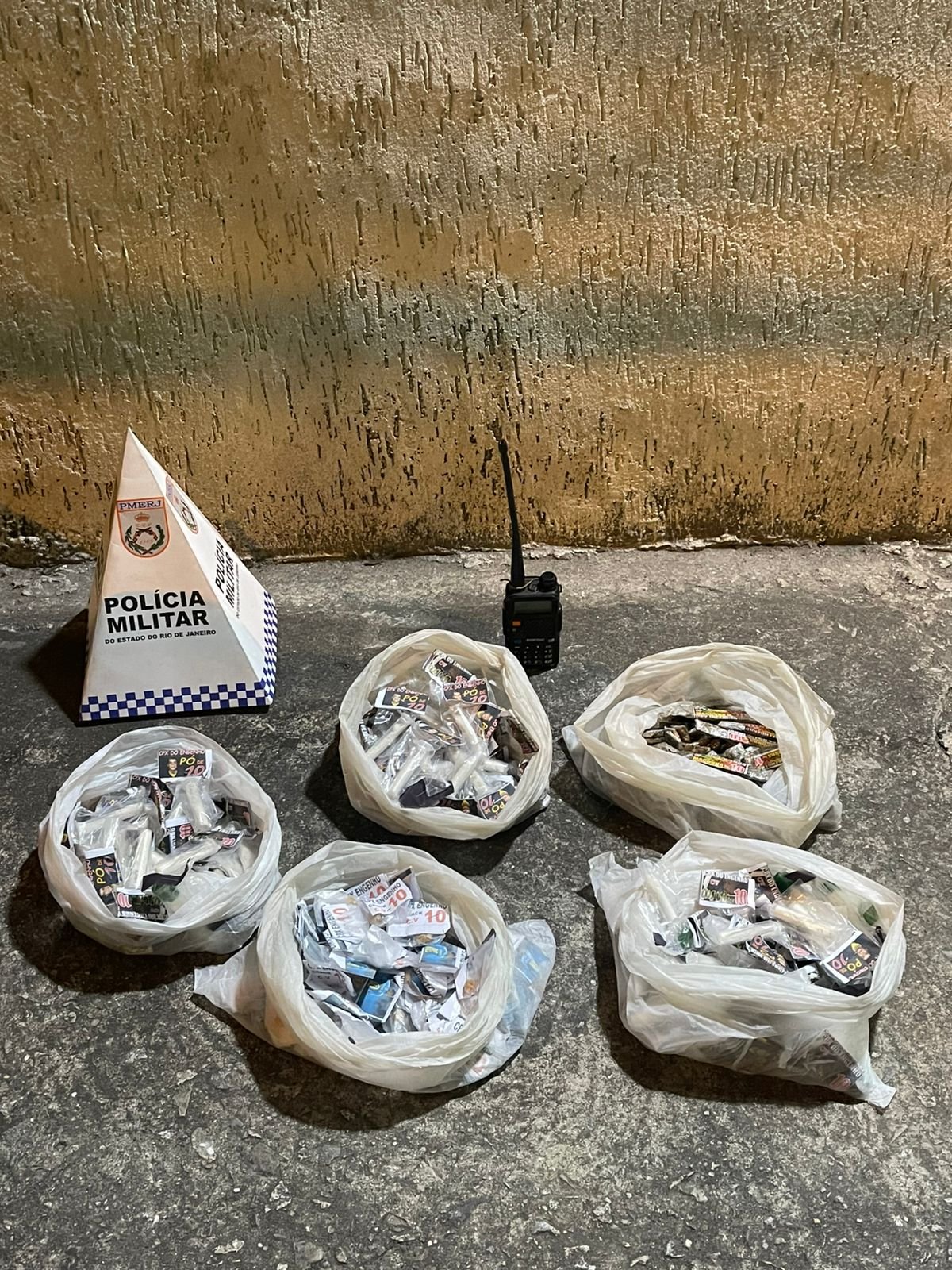 Ação do 7º BPM no bairro Ipiiba em São Gonçalo tem prisão por tráfico de drogas e bandidos atacam policiais