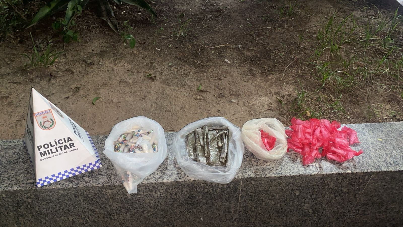 Dupla é presa com material entorpecente no bairro Paraíso, em São Gonçalo