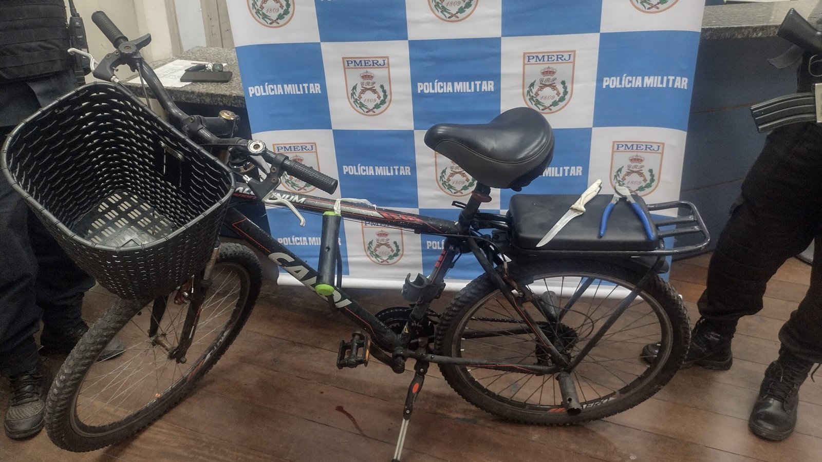 Ladrão de bicicleta foge após ver a PM em Niterói