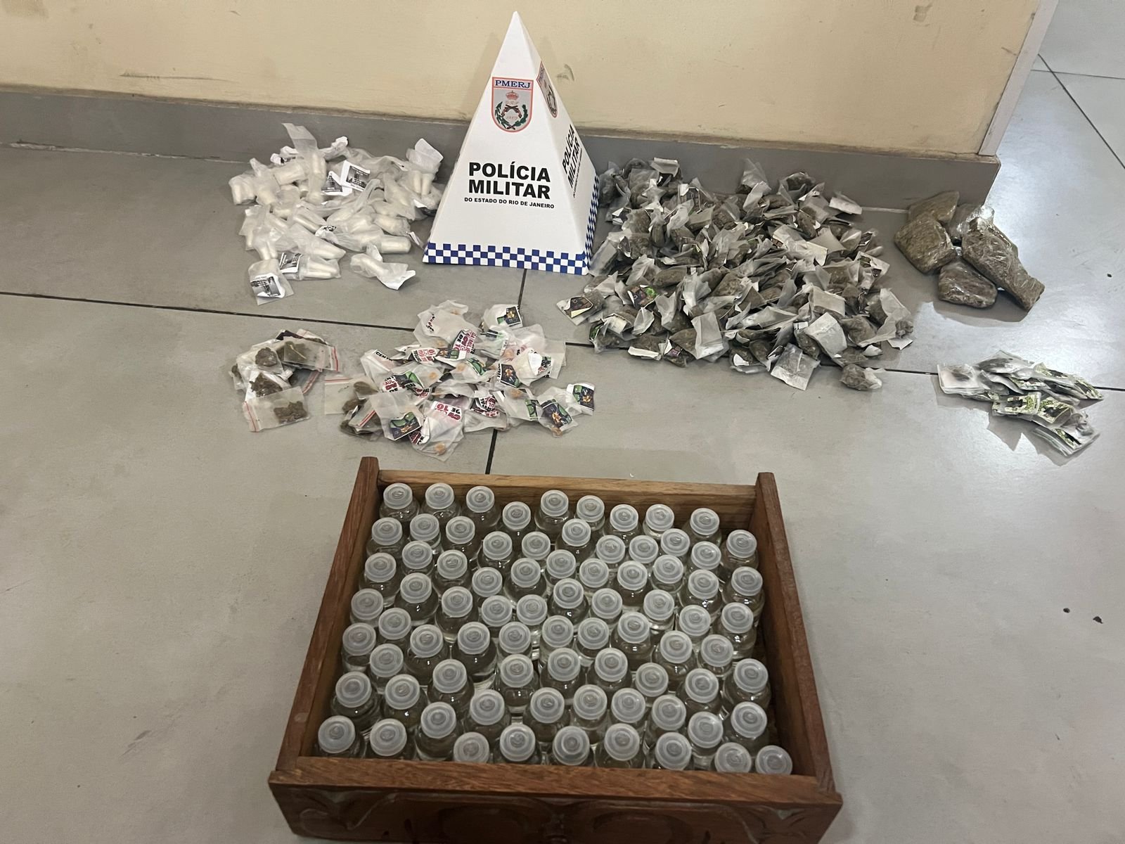Populares param viatura da polícia e  informam que dupla vendia drogas em rua do Raul Veiga, em SG