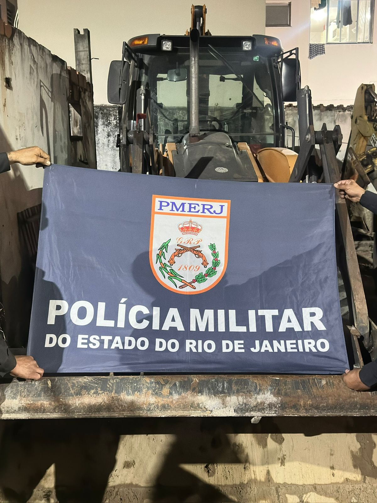7ºBPM (São Gonçalo) apreende retroescavadeira usada pelo tráfico no Miriambi