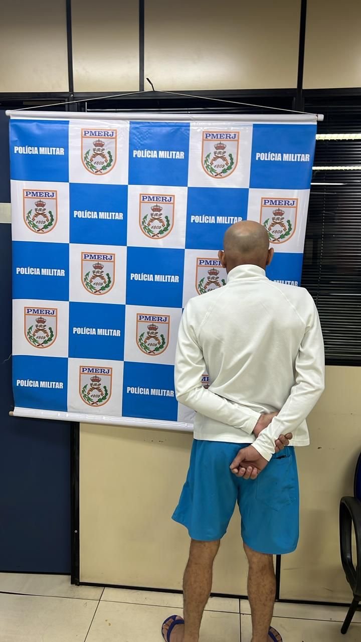 Foragido da Justiça é capturado por policiais do 12BPM durante ação na comunidade do Risca Faca, em Maricá