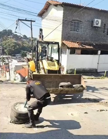 Bandidos atiram em policiais durante ação para retirar barricadas em São Gonçalo