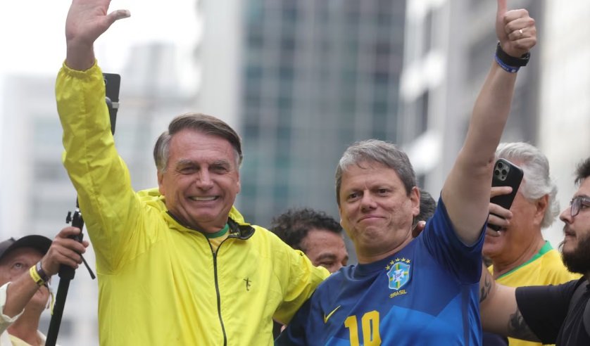 De tornozeleira, Bolsonaro participa de motociata em Brasília
