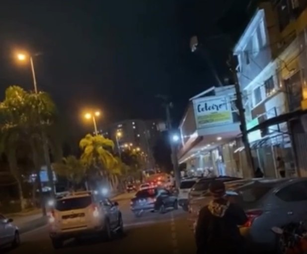 Criminosos armados roubam carro na RJ-100, em São Gonçalo