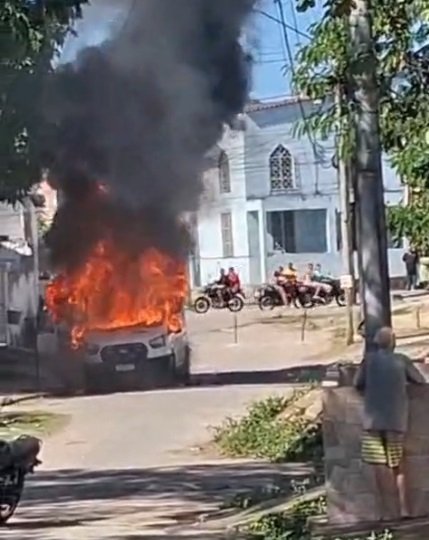 Paciente surtado coloca fogo em ambulância em São Gonçalo; Vídeo