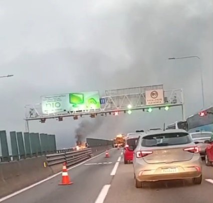 Incêndio em veículo fecha trânsito na Ponte Rio-Niterói; Vídeo