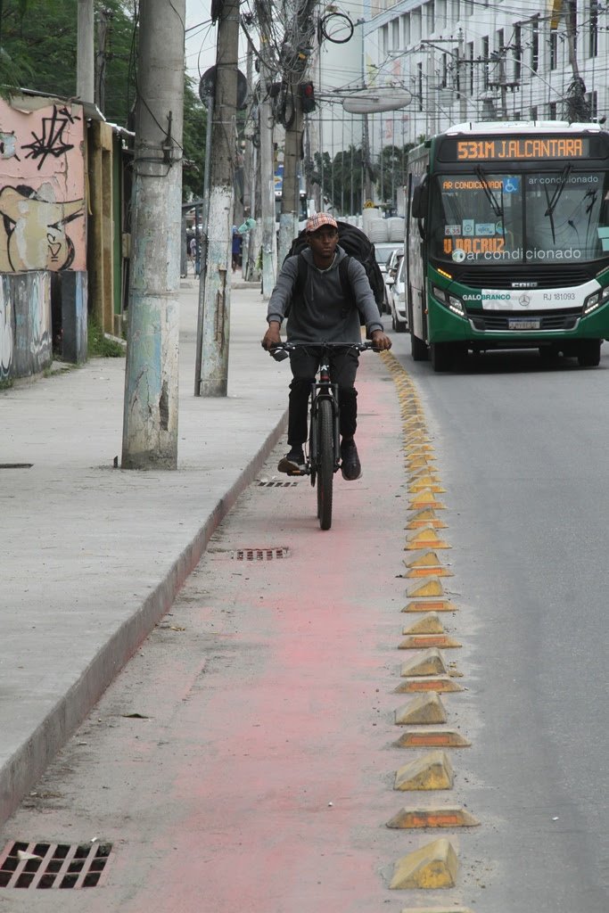 Tá ficando um luxo! Tachões e segregadores começam a ser instalados na ciclorrota