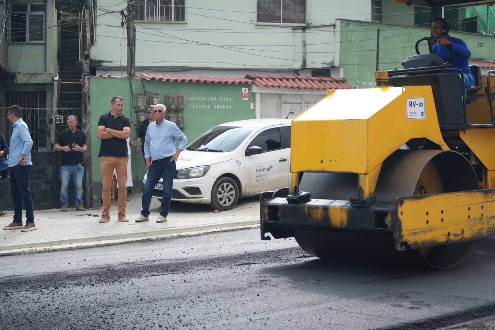 Prefeito Capitão Nelson acompanha pavimentação do trecho do Muvi na Estrela do Norte