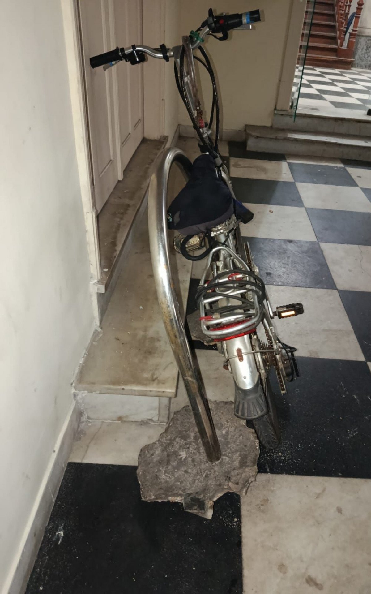 Ladrão é preso após quebrar concreto para furtar bicicleta em Niterói