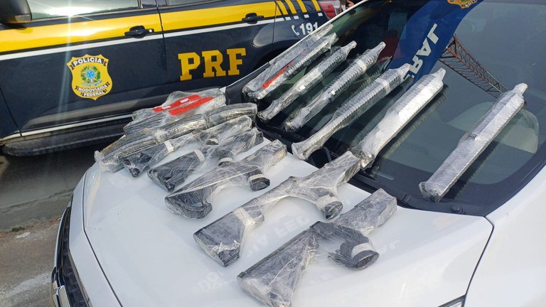 PRF apreende sete fuzis escondidos em painel de carro
