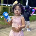 Filha de youtuber morre após cair na piscina enquanto pai fazia live; entenda