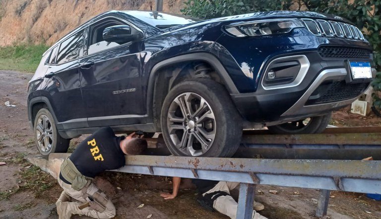 Carro roubado em São Gonçalo é recuperado pela PRF na BR-101, em Campos dos Goytacazes