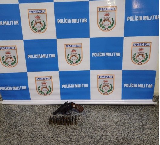 Em Itaboraí, fiés pegam revólver de mulher e entregam para os policiais militares