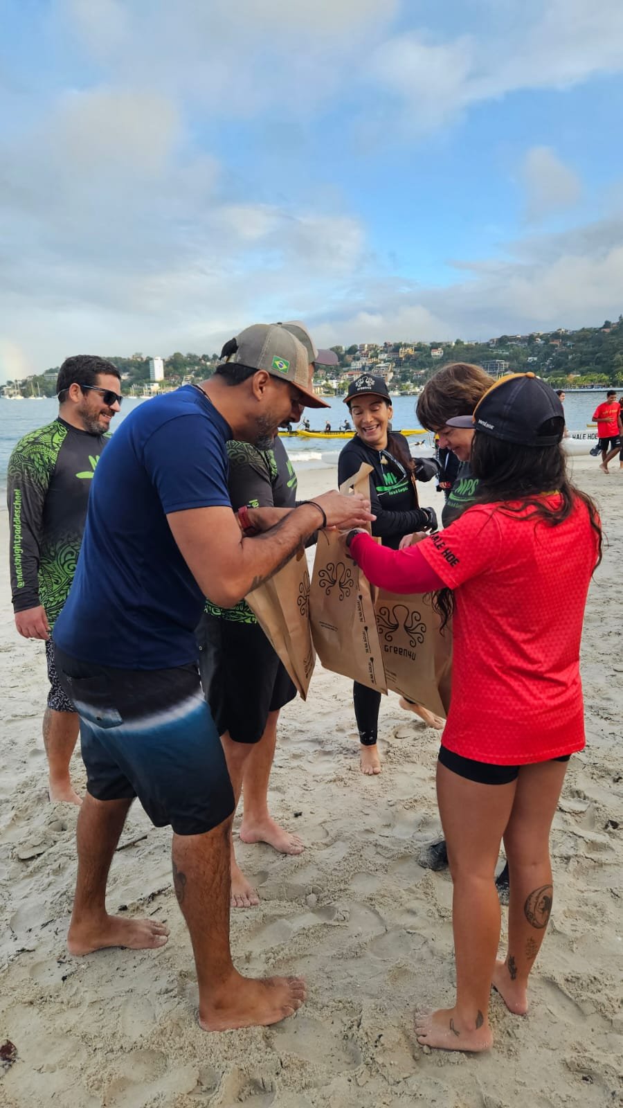 Mutirão de limpeza do mar e da praia e batismo das canoas marcam o início do Mundial de VA´A em Niterói (RJ)