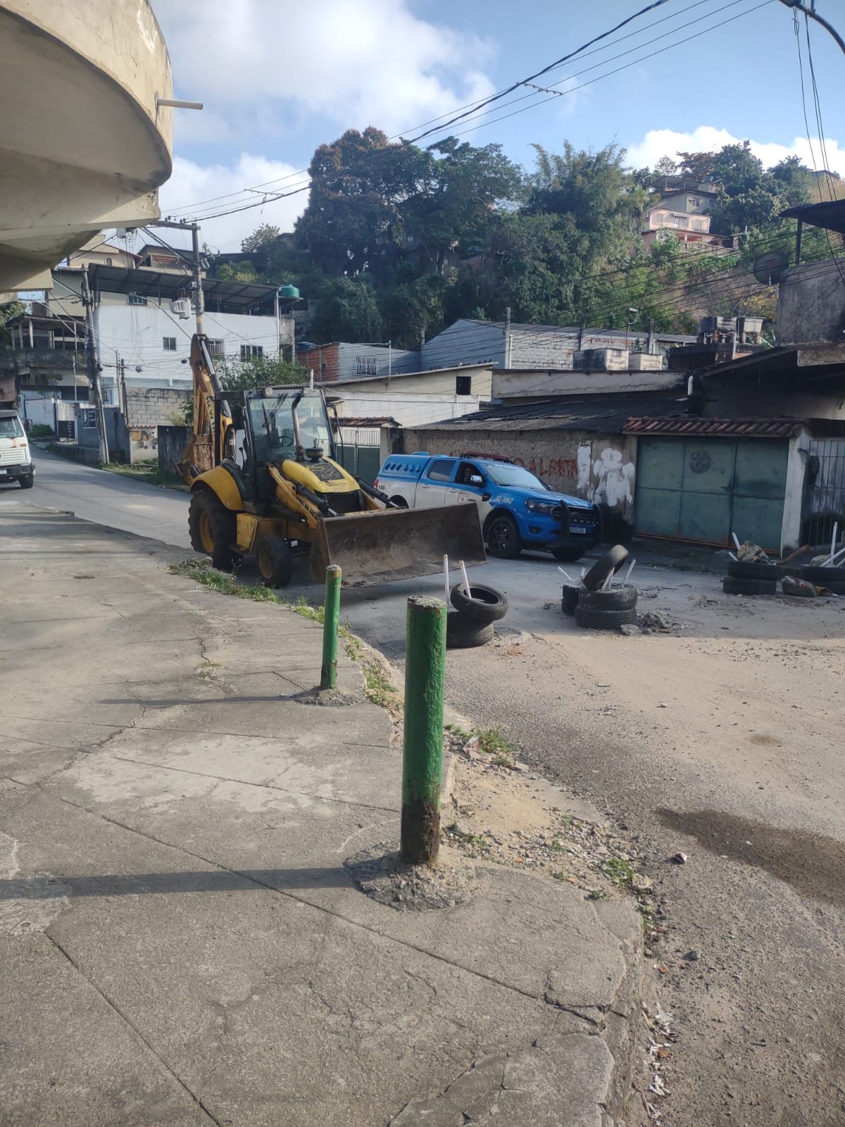 Policiais do 7ºBPM são atacados a tiros  durante ação para retirar barricadas de comunidade em São Gonçalo