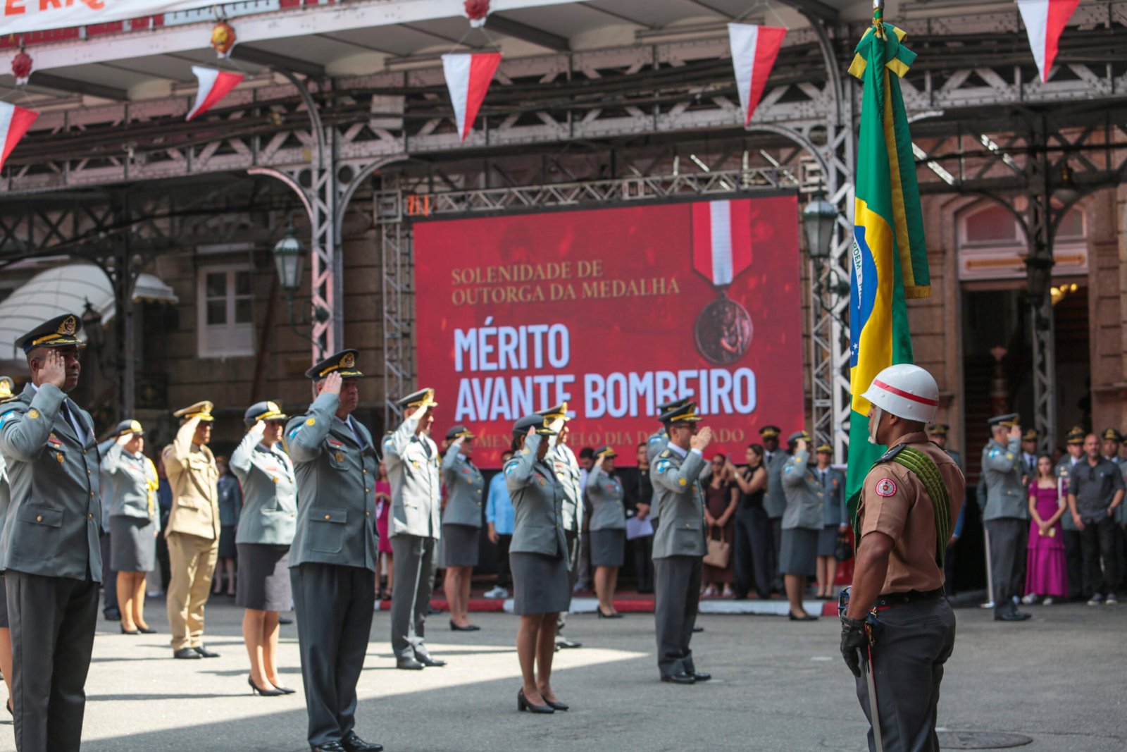 Militares do CBMERJ recebem a Medalha Mérito Avante Bombeiro