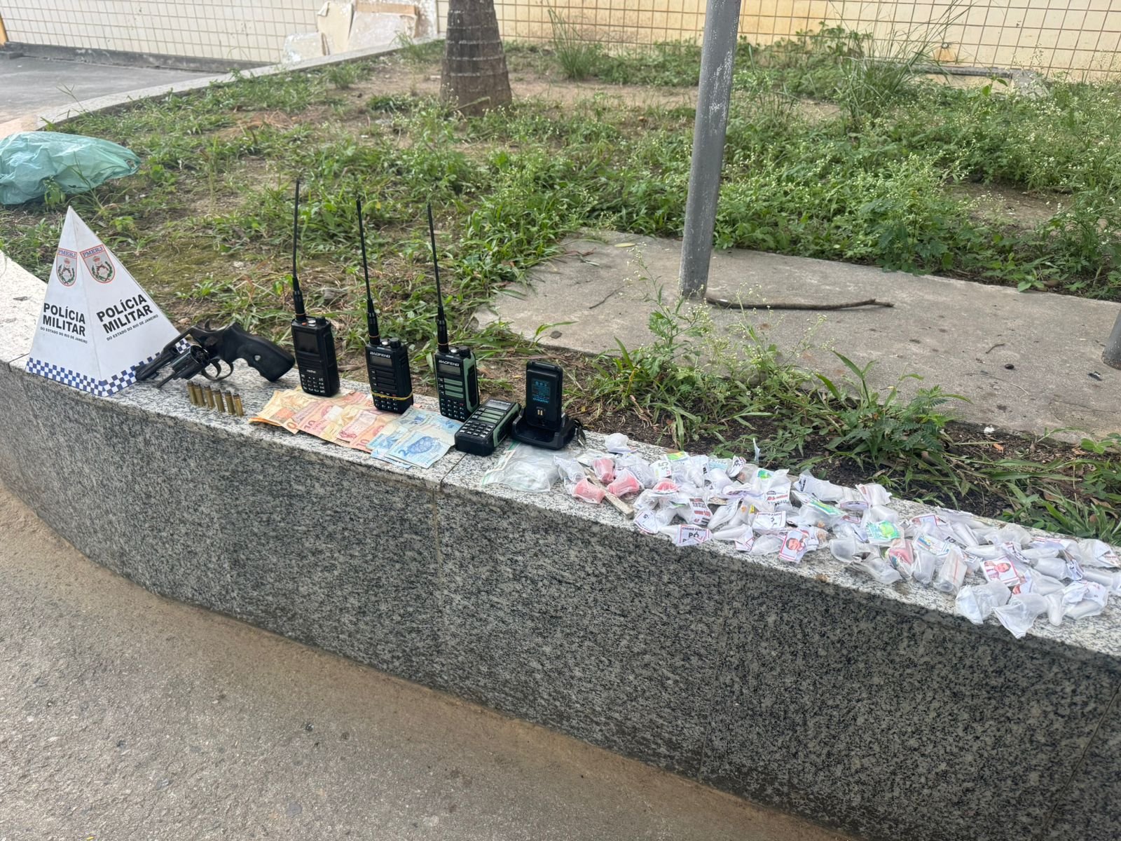 7ºBPM prende dupla acusada de tráfico de drogas no Lindo Parque, em São Gonçalo