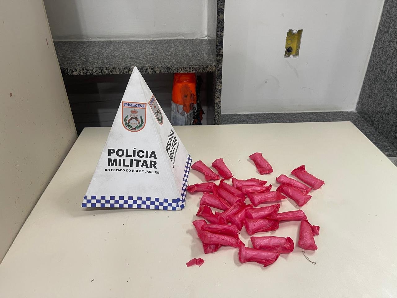 7ºBPM detém acusado de tráfico de drogas no Paraíso, em São Gonçalo