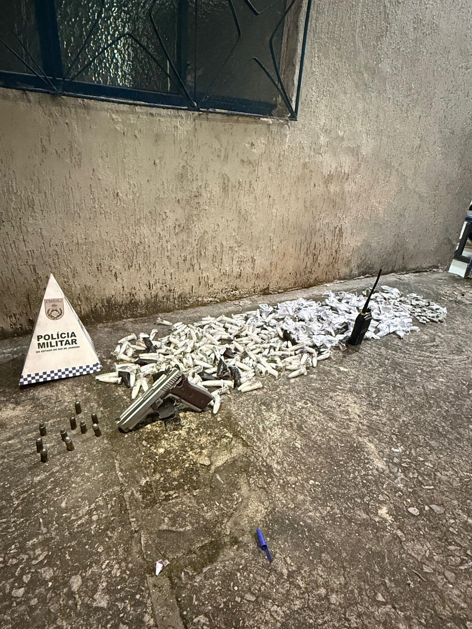 Em SG, boca de fumo no Rio do Ouro é desmontada pela polícia; um suspeito foi detido