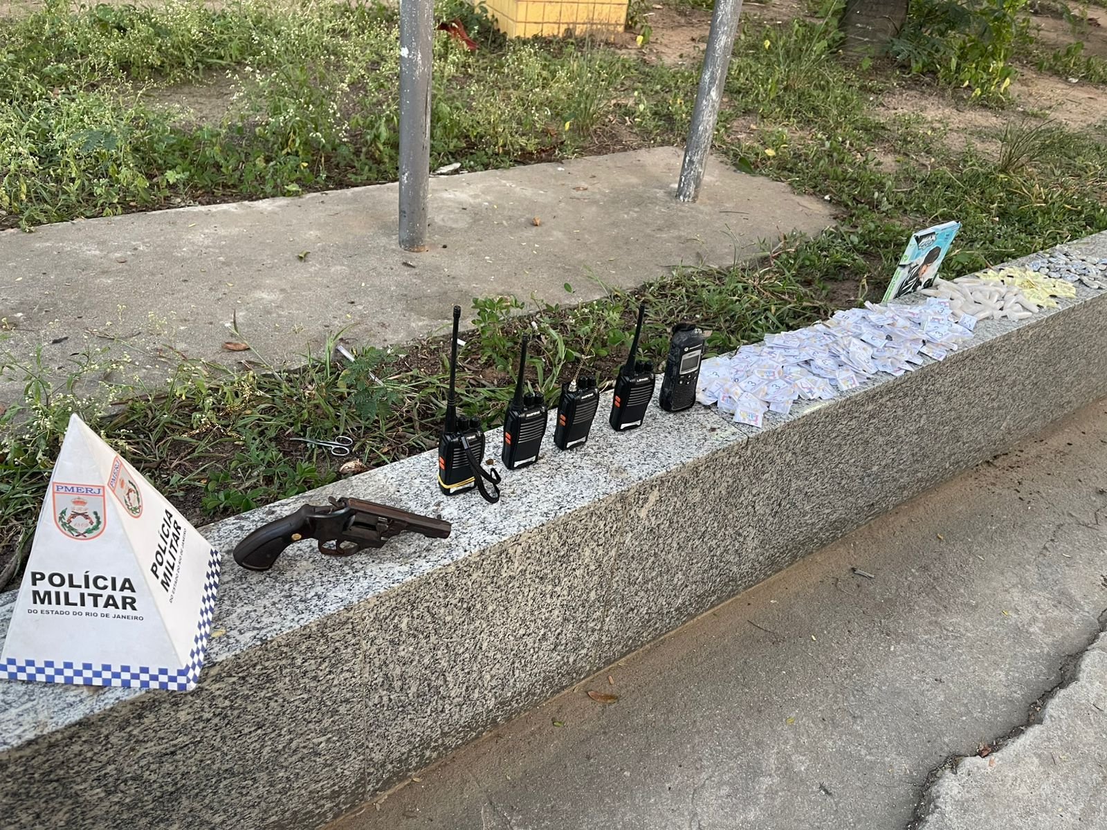 Trio é preso por tráfico de drogas durante operação do GAT na Venda da Cruz, em São Gonçalo