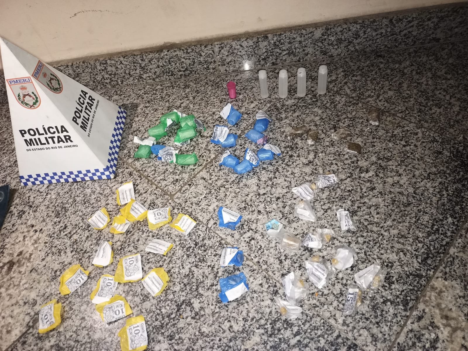 Acusado de tráfico de drogas com 6 anotações criminais é detido em Rio Bonito