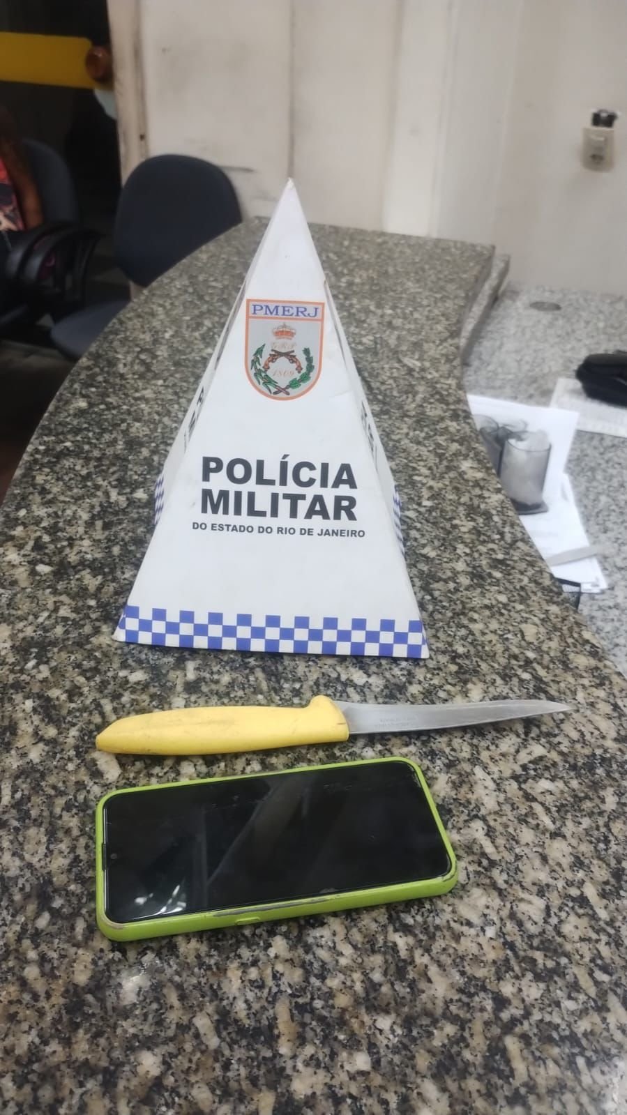 Confusão no Centro de Niterói: Casal é preso por roubo de telefone
