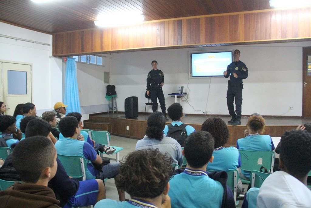 Ronda Preventiva Escolar da Guarda Municipal realiza palestra sobre bullying para alunos gonçalenses